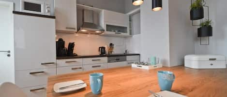 Kühlschrank, Mikrowelle, Ofen, Geschirrspüler