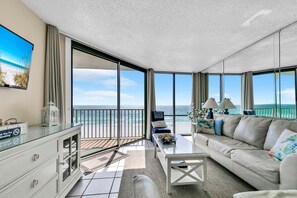 Leilighet, 1 kingsize-seng med sovesofa (Leeward 403 at Edgewater) | Oppholdsområde | TV