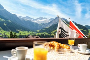 Outdoor dining - Stunning Mountain Views the Heart of Adelboden w/ Luxurious Steam Shower (Adelboden)