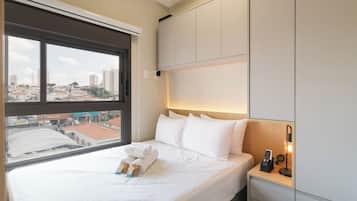 1 dormitorio, cortinas opacas, tabla de planchar con plancha