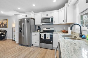 Fridge, microwave, oven, stovetop - Grand Slam Getaway on Sandy Circle (Elizabethtown)