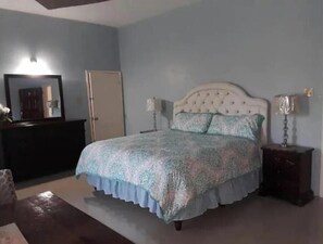 9 bedrooms, iron/ironing board, WiFi, bed sheets - A Rooftop View, Comfort & Event-Ready Spaces - #04 (Negril)