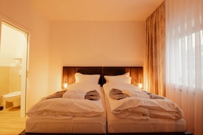 Business-Doppelzimmer, 1 Schlafzimmer, Nichtraucher, Klimaanlage | Zimmersafe, Schreibtisch, Verdunkelungsvorhänge, kostenloses WLAN