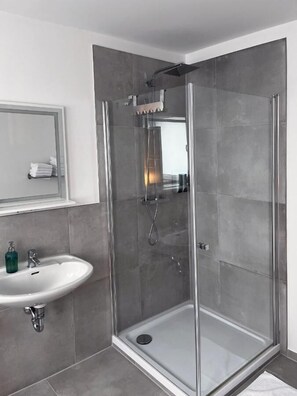 Dusche, Haartrockner, Handtücher, Seife