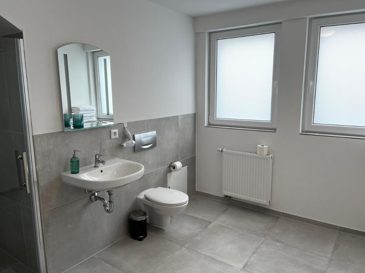 Douche, sèche-cheveux, serviettes fournies, savon