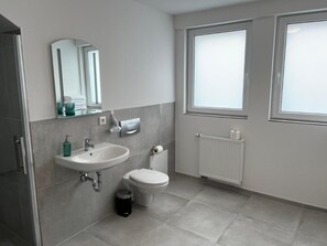 Shower, hair dryer, towels, soap - Haven - Hotel Dona (Bergisch Gladbach)