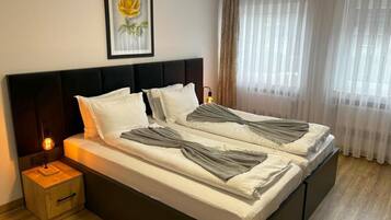Business-Doppelzimmer, 1 Schlafzimmer, Nichtraucher, Klimaanlage | Zimmersafe, Schreibtisch, Verdunkelungsvorhänge, kostenloses WLAN
