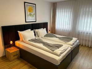 Business-Doppelzimmer, 1 Schlafzimmer, Nichtraucher, Klimaanlage | Zimmersafe, Schreibtisch, Verdunkelungsvorhänge, kostenloses WLAN