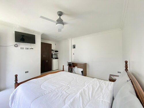 Beautiful Room in Ciudadela Las Garzas, next to San Marino, Guayaquil