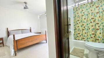 Chuveiro, toalhas de banho, sabonete, papel higiênico