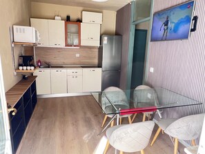 Kühlschrank, Mikrowelle, Kochgeschirr/Geschirr/Besteck