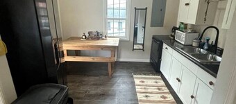 3-Bedroom Cottage, Peaceful setting, Close to Parks, 2 min. from Bell Theatre