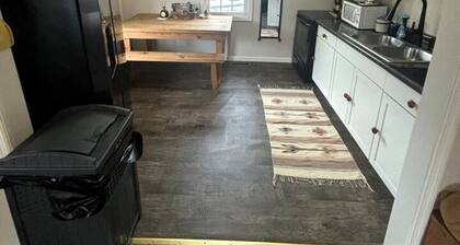 3-Bedroom Cottage, Peaceful setting, Close to Parks, 2 min. from Bell Theatre