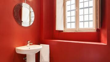 Apartment, Terrasse | Badezimmer | Dusche, kostenlose Toilettenartikel, Handtücher, Seife