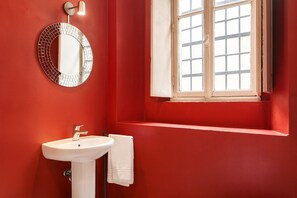 Condo, patio | Baño | Regadera, amenidades de baño gratuitas, toallas, jabón 