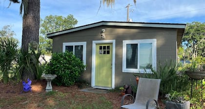 Waterfront coastal cottage charm in delightful Port Royal