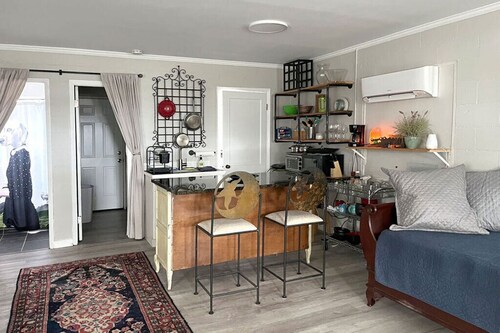 Waterfront coastal cottage charm in delightful Port Royal