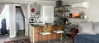 Waterfront coastal cottage charm in delightful Port Royal