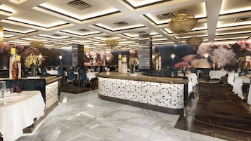 3 restaurants; breakfast, lunch, dinner, and brunch served