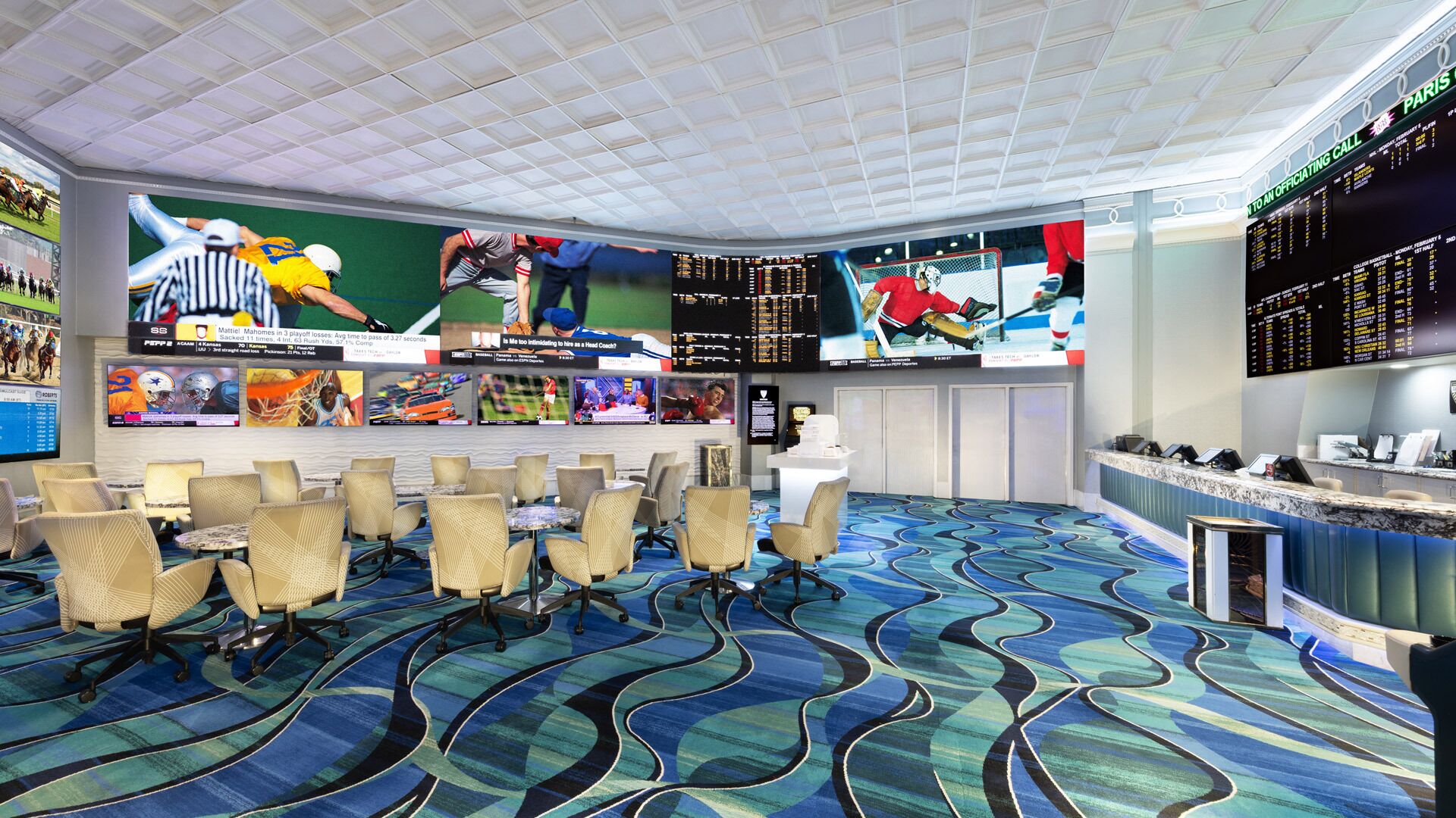 Een hotel lobby met een groot scherm waarop sportevenementen te zien zijn, zachte zitplaatsen en een kamerbreed tapijt.