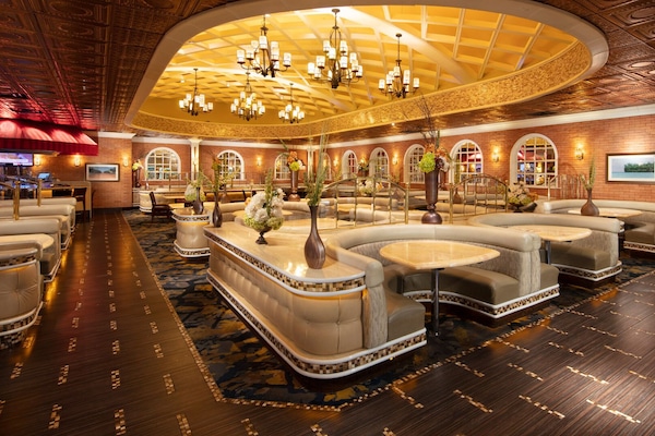 4 restaurants; breakfast, lunch, dinner, and brunch served
