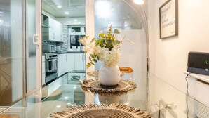 Una cocina moderna con armarios blancos, un microondas y una estufa.