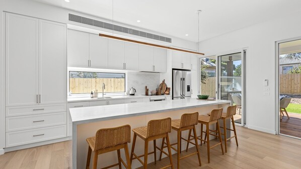 Een koelkast, een magnetron, een oven, een kookplaat