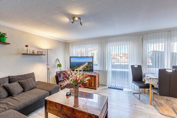 Smart TV - Modern apartment close to the beach with balcony with beach chair, WLAN, parking lot (Heringsdorf)