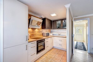 Fridge, microwave, oven, stovetop - Modern apartment close to the beach with balcony with beach chair, WLAN, parking lot (Heringsdorf)