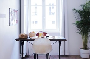 高级公寓, 城市景观 | 客房内用餐