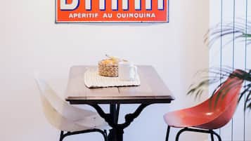 Appartement Supérieur, vue ville | Restauration dans la chambre