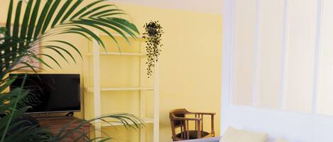 Apartamento superior, vistas a la ciudad | Zona de estar | Una televisión de pantalla plana