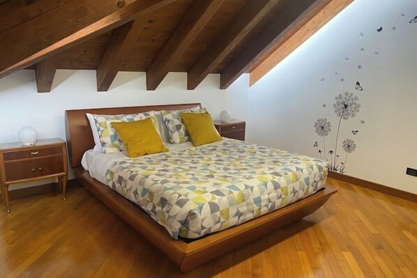 2 bedrooms, desk, iron/ironing board, WiFi