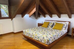 2 bedrooms, desk, iron/ironing board, WiFi