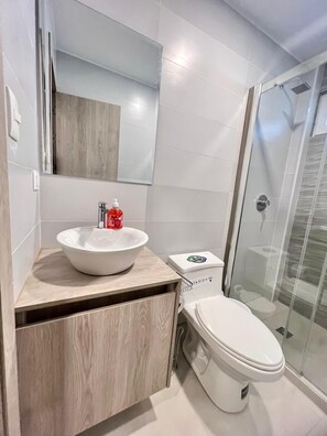 Dusche, Handtücher, Seife, Toilettenpapier