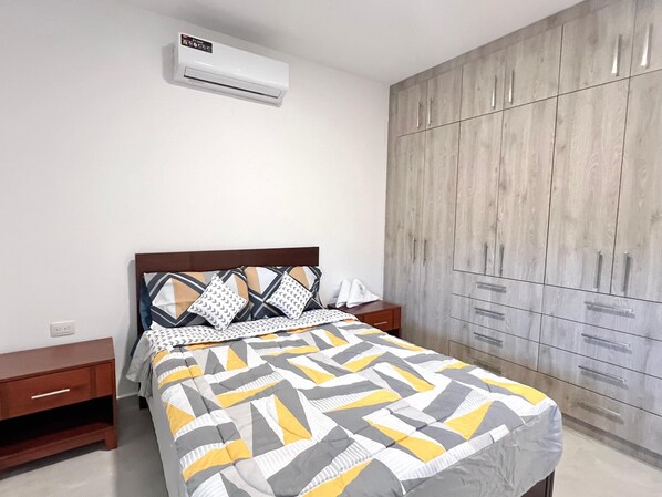 3 عدّة غرف نوم ومكواة/لوح كي وواي فاي وملاءات أسرّة