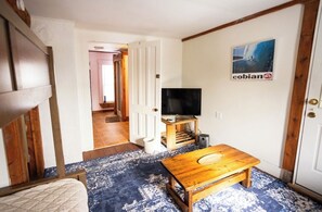 Living area - Charming 3-bedroom house with a Pool, WiFi, AC 5 minutes from the Dreams Park (Milford)