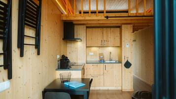 KĂŒhlschrank, Wasserkocher mit Kaffee-/Teezubehör, Esstisch