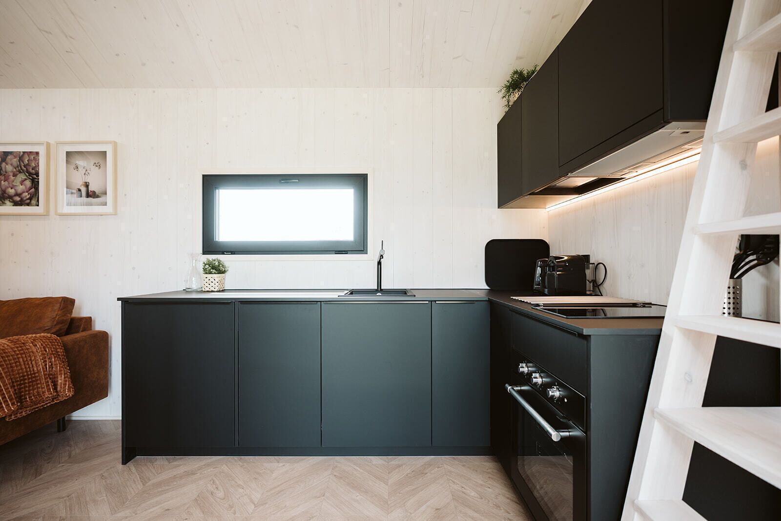 Kühlschrank, Ofen, Geschirrspüler, Wasserkocher mit Kaffee-/Teezubehör