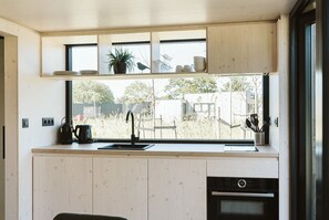 Kühlschrank, Ofen, Wasserkocher mit Kaffee-/Teezubehör, Esstisch