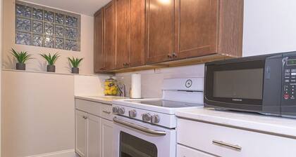 Charming 1-bedroom apartment with WiFi, AC in enchanting Cincinnati