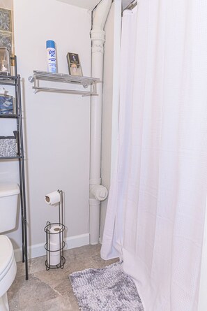 Haartrockner, Handtücher, Seife, Toilettenpapier