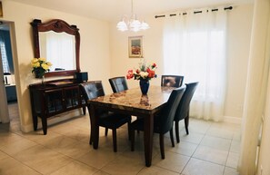 Dining - Spacious bungalow with 5 bedrooms and WiFi, AC in welcoming Port Charlotte (Port Charlotte)