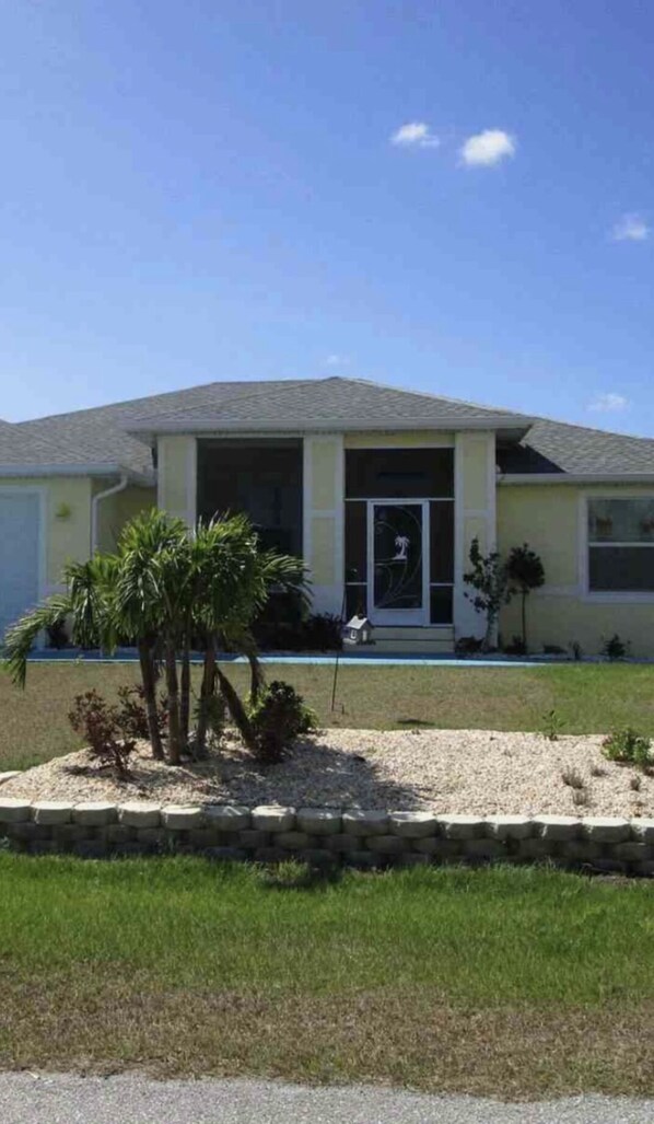 Exterior - Spacious bungalow with 5 bedrooms and WiFi, AC in welcoming Port Charlotte (Port Charlotte)