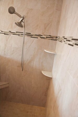 Shower, towels, soap, shampoo - Spacious bungalow with 5 bedrooms and WiFi, AC in welcoming Port Charlotte (Port Charlotte)