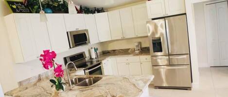 冷蔵庫、電子レンジ、オーブン、コンロ