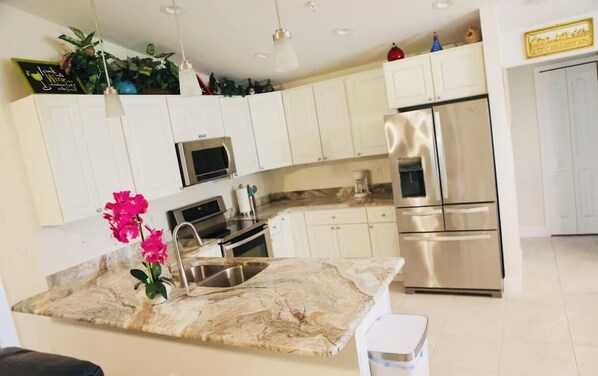 Réfrigérateur, micro-ondes, four, plaque de cuisson