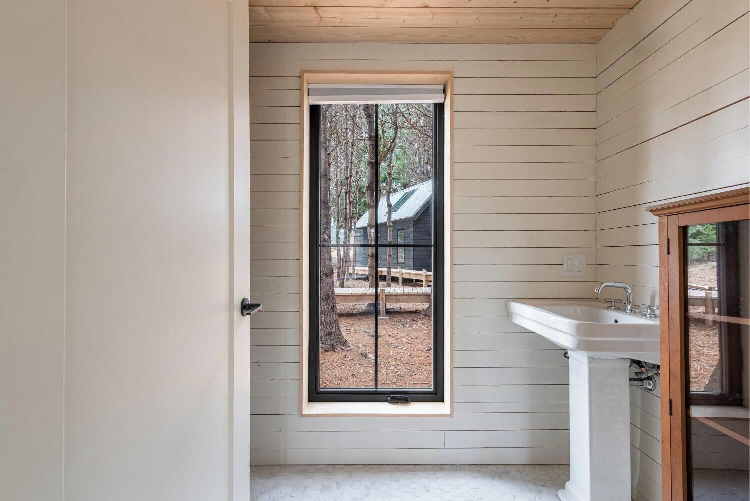 Ducha y bañera combinadas, secador de pelo, toallas y jabón