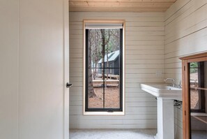 Ducha y bañera combinadas, secador de pelo, toallas y jabón