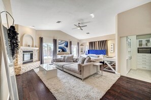 Smart TV, fireplace, table tennis - Instagram Worthy Mansion with an Oasis Backyard (Las Vegas)